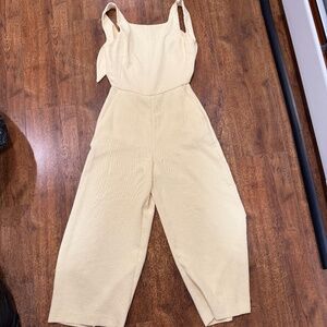 Aritzia yellow romper size 4 great condition